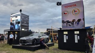 Řada lidí o vodíku pochybuje, ale Toyota v něj stále věří. Hybridů a elektromobilů se ovšem nevzdá