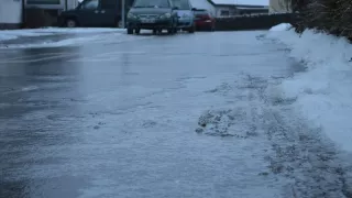 Černý led je strašákem řidičů. Není vidět ani poznat. Smyk přichází nečekaně