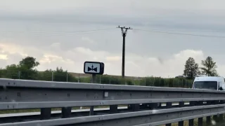 Řidiči často neznají černobílou značku uprostřed českých dálnic. Pomáhá přitom při nehodách