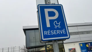 Spousta rodičů si myslí, že mají u obchodů vyhrazená parkovací místa. Většina z nich tam stát nesmí