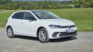 Volkswagen Polo ukazuje, že na pohodové svezení není třeba ani 100 koní. Z pultu mizí jako nic