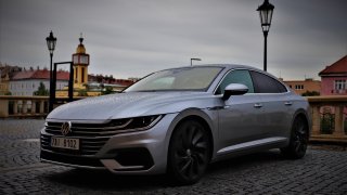 Manažer se sportovně střiženým sakem. To je VW Arteon v provedení R-Line