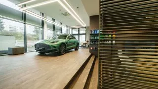 Aston Martin otevřel v Praze nový showroom. Není náhoda, že stojí hned vedle Rolls-Royce