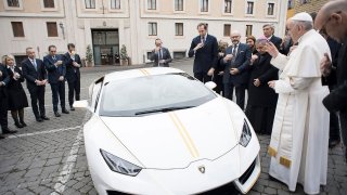 Od Škody Rapid, přes dacii až po lambo jezdící v Česku. Vozový park papeže Františka je pestrý