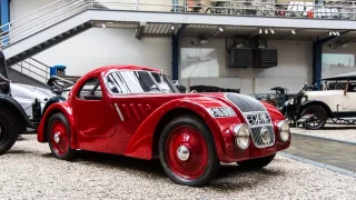 Zapomenutý sporťák Jawa 750 je jediný na světě. Skoro každý den ho můžete vidět v Praze