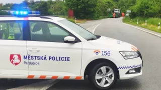 Mladík s čerstvými papíry letěl městem skoro 130 km/h. „Fááákt?“ divil se policejní kontrole