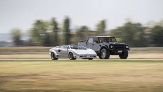 Dvanáctiválcové Lamborghini LM002 se mimo asfalt n