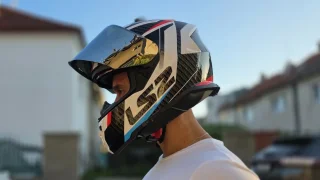 Jen helma nestačí. Ministerstvo dopravy odhalilo často přehlížený přestupek, stát může až 5000 Kč