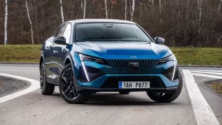 Řidiči si možná ty tříválce nakonec i zamilují. Peugeot 408 Hybrid 136 umí být rychlý a úsporný