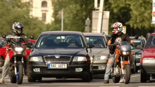 Konec věčným dohadům: Zjistili jsme, kdy motorkáři mohou v kolonách legálně předjíždět
