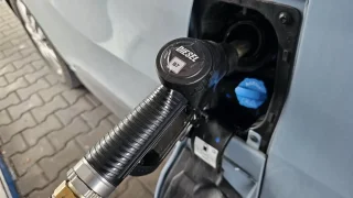 Řidiči naftových aut dostanou kompenzaci za drahá paliva. U sousedů jim už slíbili až 1300 Kč