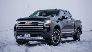 Vyzkoušeli jsme americkou octavii. Pod kapotou má motor V8 o 6,2 litru a měří bezmála šest metrů