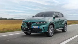 Alfa Romeo Tonale patří mezi nejlépe jezdící hybridy do zásuvky. Rodiny ale moc nepotěší