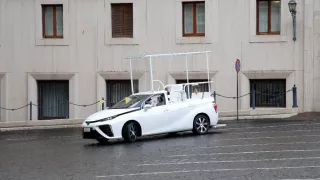 Toyota Mirai Papamobil