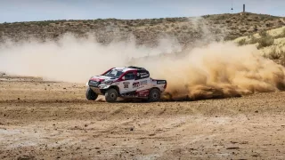 Fernando Alonso testuje Toyotu Hilux 10