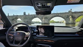 To není nutrie, ale auto. Na Vltavě v Praze se plaví SUV, tak jsme se s ním svezli