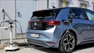 Češi elektrická auta využívají, ale nekupují. Na vině je vysoká cena