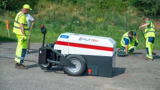 Češi umí opravovat výmoly na silnicích pomocí mikrovln. Zabere to půl hodiny, vydrží roky