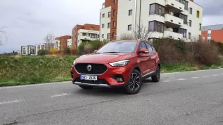 Test MG ZS 1.0 AT Exclusive pohledem ženy: Netlač a budeš spokojený