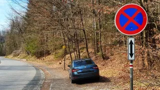 Čeští řidiči rádi parkují kdekoliv. Tady je pár příkladů, jak se to opravdu dělat nemá