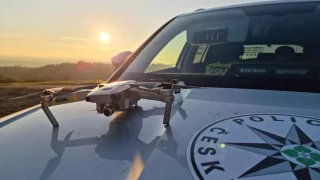 Jízda na červenou na kyvadlovém semaforu se tvrdě trestá. Policie to začala hlídat pomocí dronů