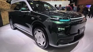 Luxusní obr i dostupný městský elektromobil. Leapmotor ukázal v Paříži dva nové modely