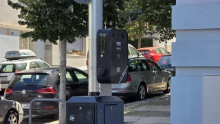 Praha postavila nabíjecí stanice, u kterých se nedá nabíjet. Z jejich využívání hrozí pokuta