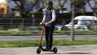 Za jízdu na elektrokoloběžce nebo elektrokole můžete dostat vysokou pokutu. Nebo jít i do vězení