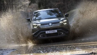 Na polygonu v Německu jsme se poprvé svezli se Suzuki e Vitara. Překvapilo agilitou a komfortem