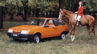 Retro: Před 40 lety se narodila Lada Samara. Auto, které v mnohém předčilo Škodu Favorit