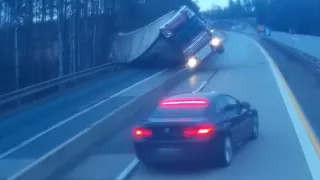 Kamioňák ztratil kontrolu nad svým autem a na desítky hodin zablokoval D1. Pivo teklo proudem