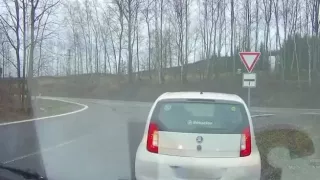 Auto malé, ego veliké. Zaměstnanec Vězeňské služby ztropil agresivní hysterickou scénu