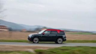 MINI Countryman s paketem JCW je hračka pro velké kluky, kteří se nebojí zlobit