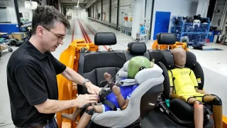 V aktuálním testu 17 dětských sedaček tři zcela propadly, z toho i jedna vyloženě značková