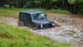 Mercedes-Benz G 350 d Professional je v terénu abs