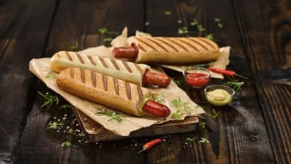 Komentář: Nemám rád řidiče nakupující párky na benzinkách. Z rychlé zástavky je rázem velké zdržení