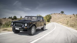 Dvanáctiválcové Lamborghini LM002 se mimo asfalt n