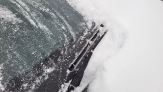 Škrábání zamrzlých oken je zase tady. Vyvarujte se těchto častých chyb, ať si nezničíte auto