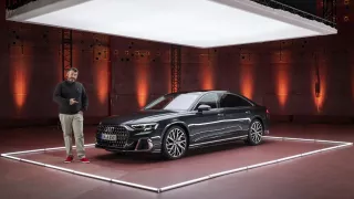 Prohlédli jsme si naživo novou Audi A8. Má světla, kterými na dálnici ukáže správný pruh