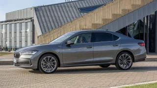 Superb dostal nový motor a stal se nejsilnější spalovací škodovkou. Cena startuje od 1,3 milionu