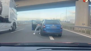 Agresor z dálnice D6 poprvé promluvil. Svůj brutální útok svádí na napadenou ženu