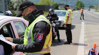 Slováci kvůli koronaviru dočasně uzavřeli hranice. Zřídili jízdní pruhy jen pro očkované