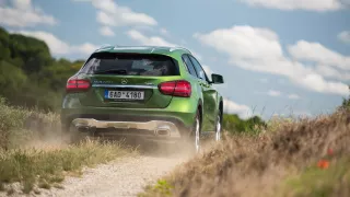 Mercedes-Benz GLA jezdí jistě a pohodlně. 11