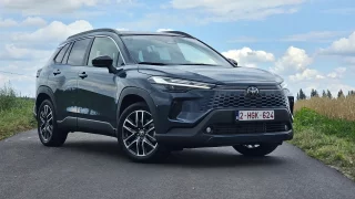 Málo SUV jezdí s tak nízkou spotřebou jako nová Toyota Corolla Cross. Její cenu srazila akce