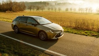 Zájem o drahé plug-in hybridy klesá. Češi raději kupují klasické hybridy s přijatelnou cenou