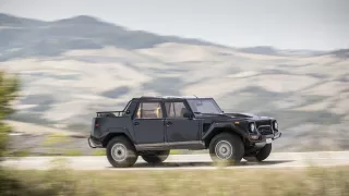 Dvanáctiválcové Lamborghini LM002 se mimo asfalt n