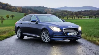 Stojí 300 tisíc, přesto vás zahrne komfortem. Ojetý Hyundai Genesis je raritou českých bazarů