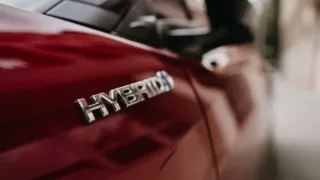 Hybridy jsou spolehlivější než elektromobily, přestože jsou technicky složitější