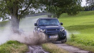 Radost ze života pořád ještě existuje. Krotili jsme Land Rover Defender V8 na silnici i v bahně