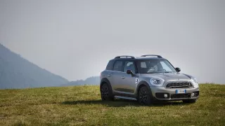 Prvním hybridem MINI se stal Countryman. 2